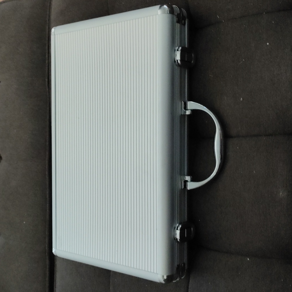 Backgammon briefcase set, all pieces (manual included)